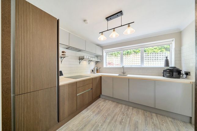 6, Dunedin Drive, Caterham photo 4