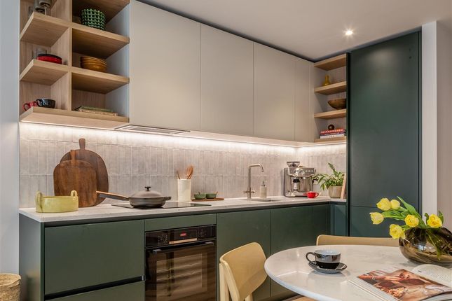10 Aviator Drive, The Maple, London photo 3