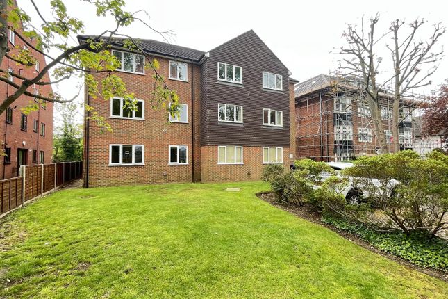 Flat to rent in Grove Road, Sutton