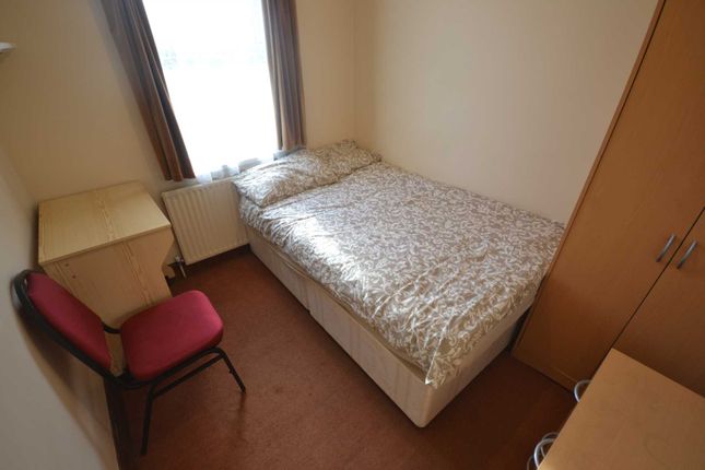 Room to rent in Grange Avenue, Earley