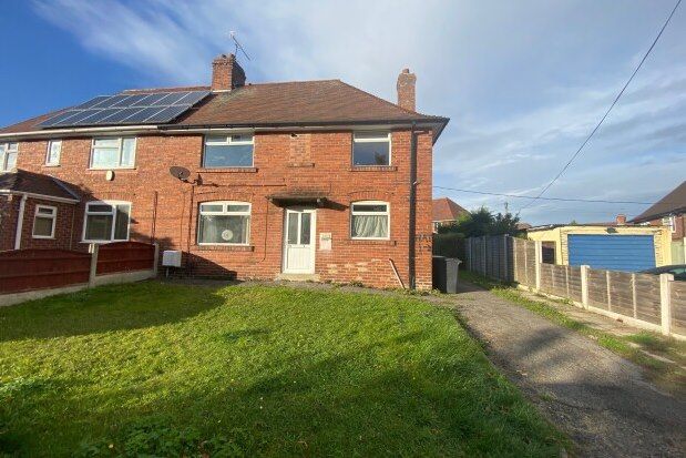 Thumbnail Flat to rent in 102 Stand Road, Chesterfield