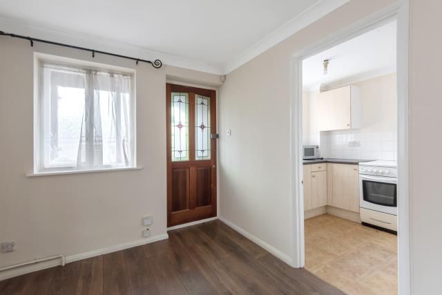 17, Charleston Close, Feltham photo 5