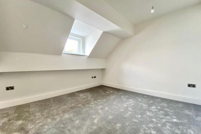 Flat C, 9, High Street, Pontypridd photo 2