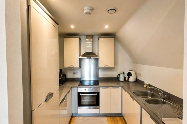 32, Featherstone Road, Southall photo 4