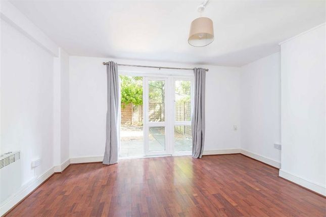 Thumbnail Flat to rent in New North Road, London