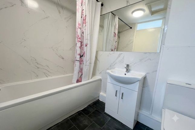 19, Givendale Drive, Manchester photo 5