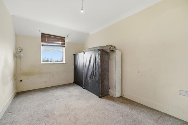 44, Tobermory Close, Slough photo 3