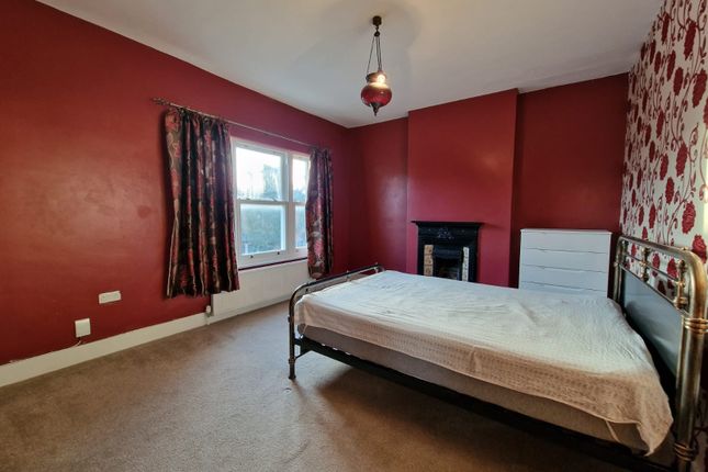 264, Bedfont Lane , Feltham photo 5