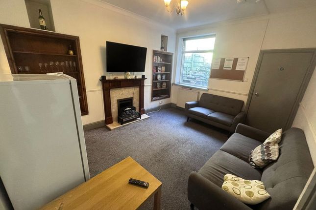 Room 6, 256,, Halifax Old Road, Huddersfield photo 5