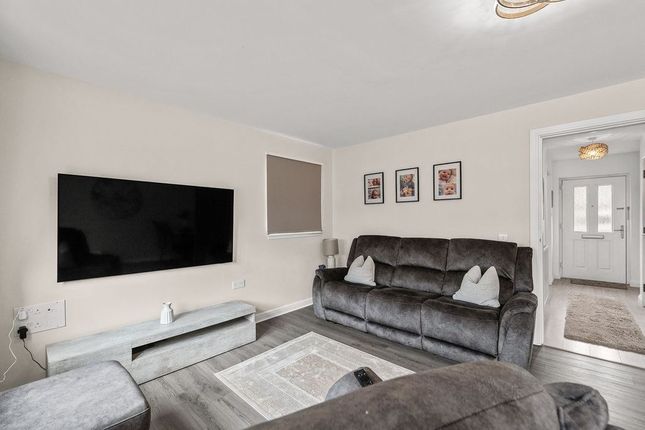 9 Redwood Drive, Stoneywood, Falkirk photo 3