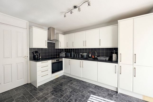 6 Freeman Close, Milton Keynes photo 2