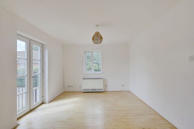 Flat FLAT 5, SPENCER HOUSE, Ensign Close, Leigh-on-sea photo 2