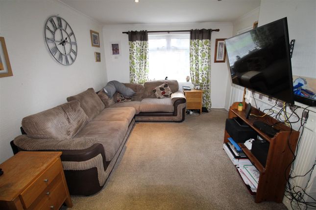 Thumbnail Semi-detached house for sale in Springfield Avenue, Swanley