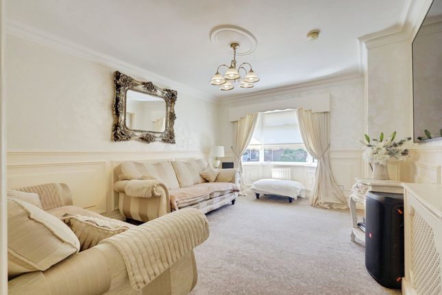 14, Ruthven Close, Wickford photo 3