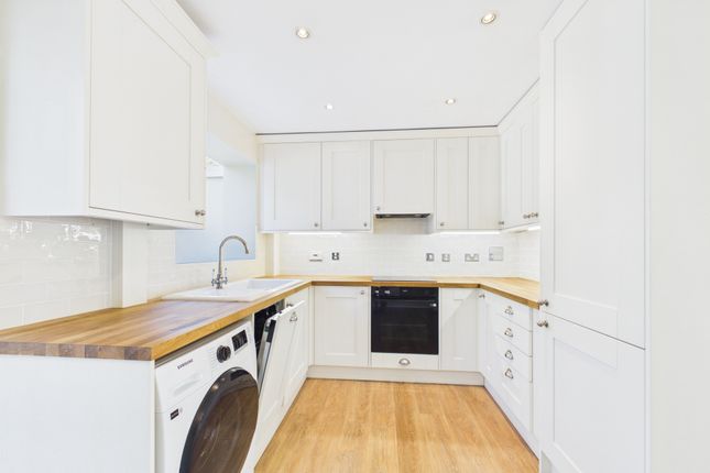 17, Roundway, Haywards Heath photo 2