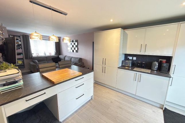 100, Rochford Drive, Luton photo 3