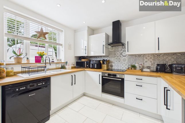 19 Heron Brook, Stafford photo 2
