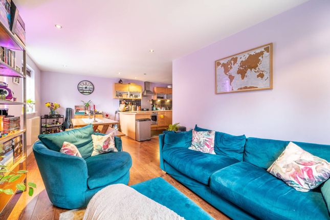 Flat for sale in Tanner Street, Ilford, Barking