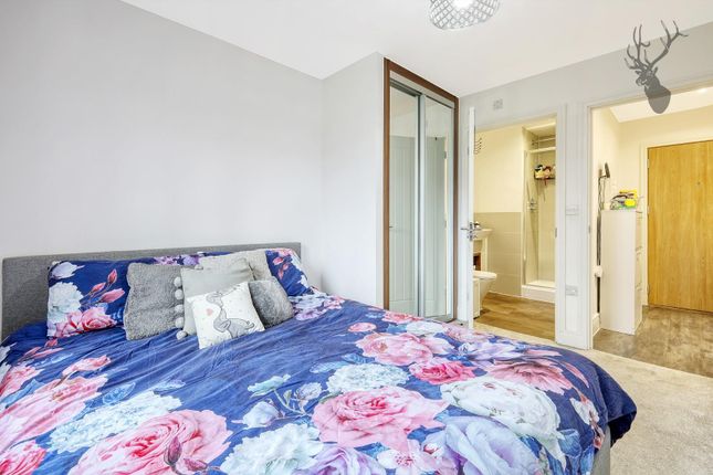Flat for sale in Periwinkle Gardens, Chigwell