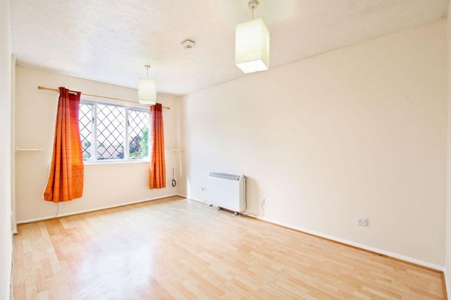 284, Heathfield Drive, London photo 2