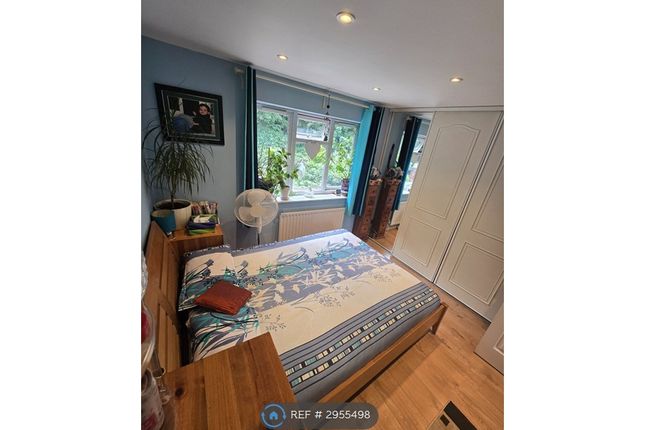 Bankside Close, Isleworth photo 5