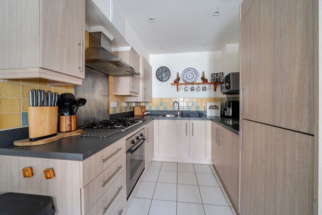 14, Overton Court, Tongham photo 4
