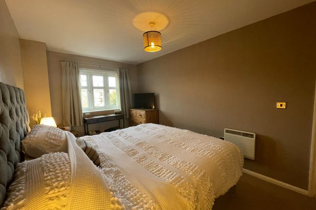64, New Heyes, Wirral photo 4