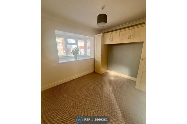 Flat, A Woodberry Way, Walton On The Naze photo 3