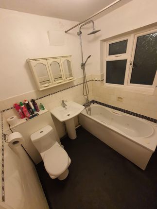 5, Queens Road, Uxbridge photo 3