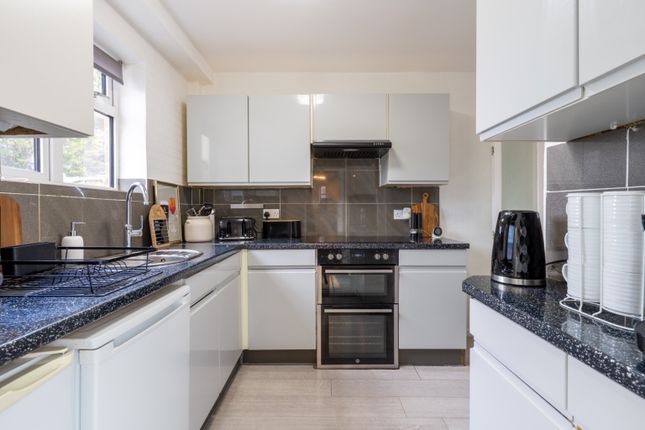 95 Taunton Vale, Gravesend, Kent photo 3