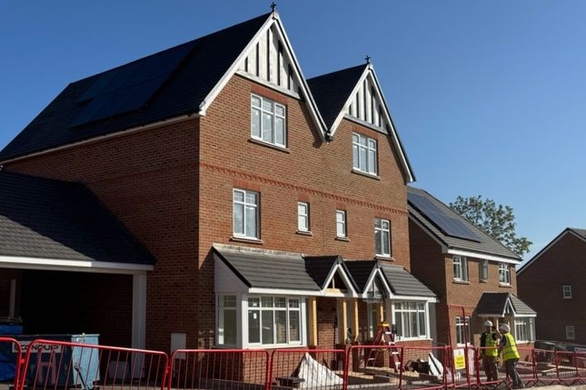 50, Binfield, Bracknell photo 4