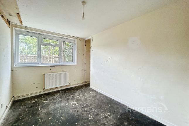 23, Robin Hood Close, Hampshire photo 2