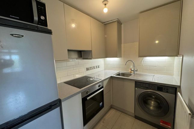 Flat to rent in Talfourd Way, Redhill