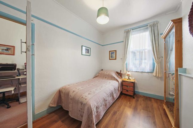 Terraced house for sale in Calverton Road, London