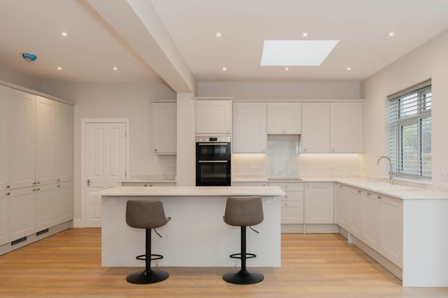 23, West Mead, Epsom photo 4