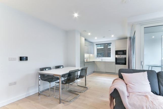 Flat 203 Walton Heights, 143, Elephant Park, Elephant and Castle photo 3