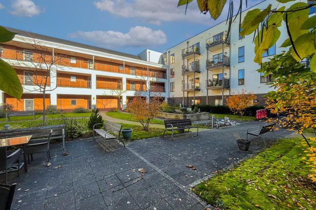 Thumbnail Flat for sale in Queensway Court, Queensway, Leamington Spa