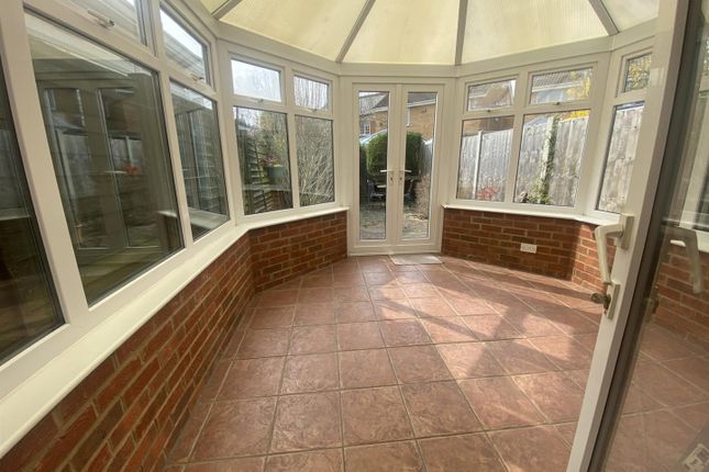 14, Honeysuckle Close, Biggleswade photo 3