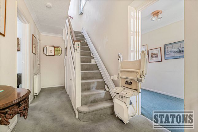 7, Regina Close, Barnet photo 2