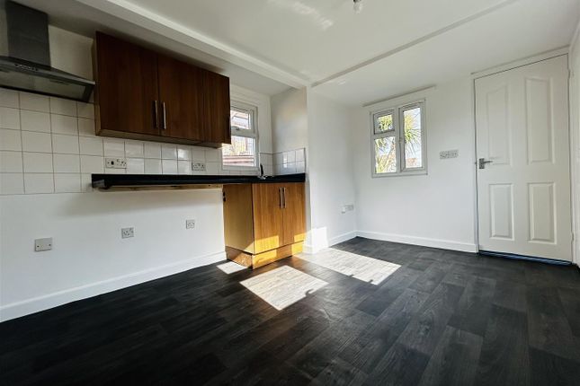 16, Sea Crescent, Jaywick photo 3