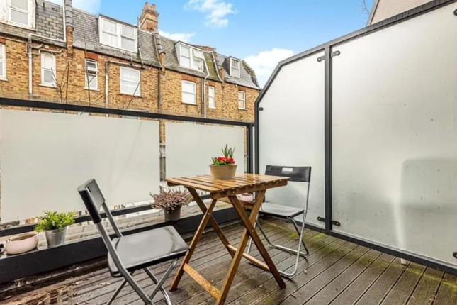 4 Omega Terrace, High Road, Wood Green photo 2