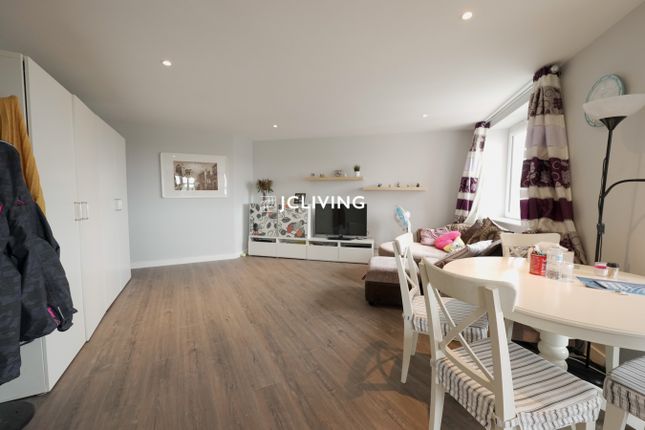Thumbnail Flat to rent in Archway Apartments, London