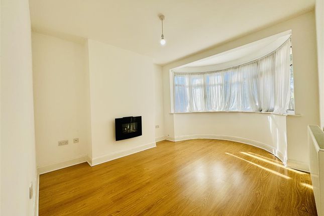 16, Ravenswood Crescent, Harrow photo 4