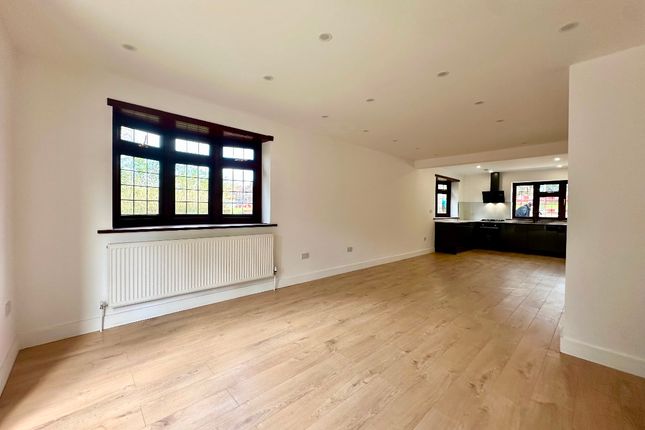 51 Priory Grove, Romford photo 3