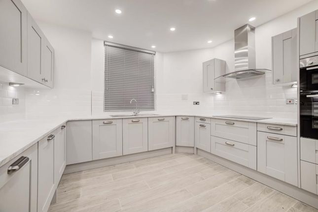 Flat to rent in Oakwood Court, Abbotsbury Road, Kensington