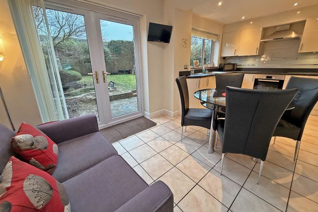 18 Hill Farm Way, Hazlemere, Buckinghamshire photo 4