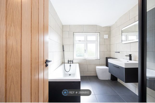 Beresford Crescent, Newcastle-Under-Lyme photo 3