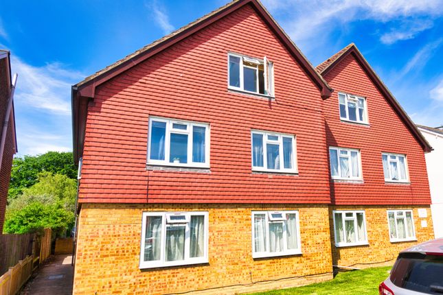 Flat to rent in Horley Road, Redhill