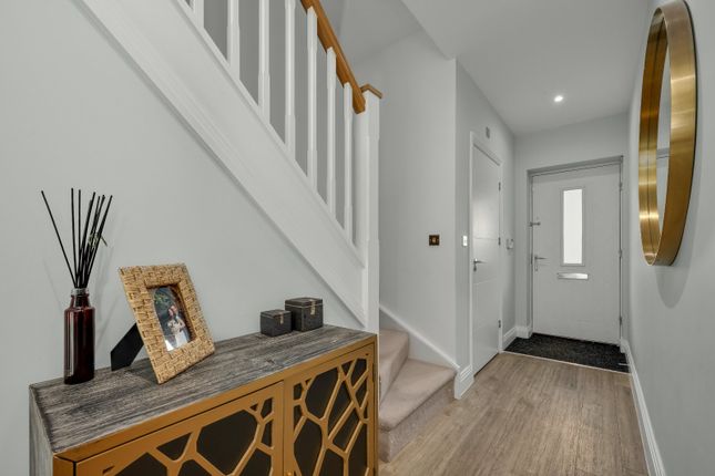 6, Carleton Avenue, Surrey photo 3