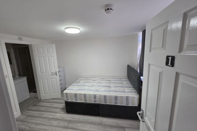 33, Aldridge Road, Slough photo 3